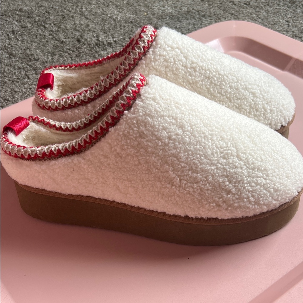Cozy White Sherpa Slip-On Women’s Slippers with Red Trim